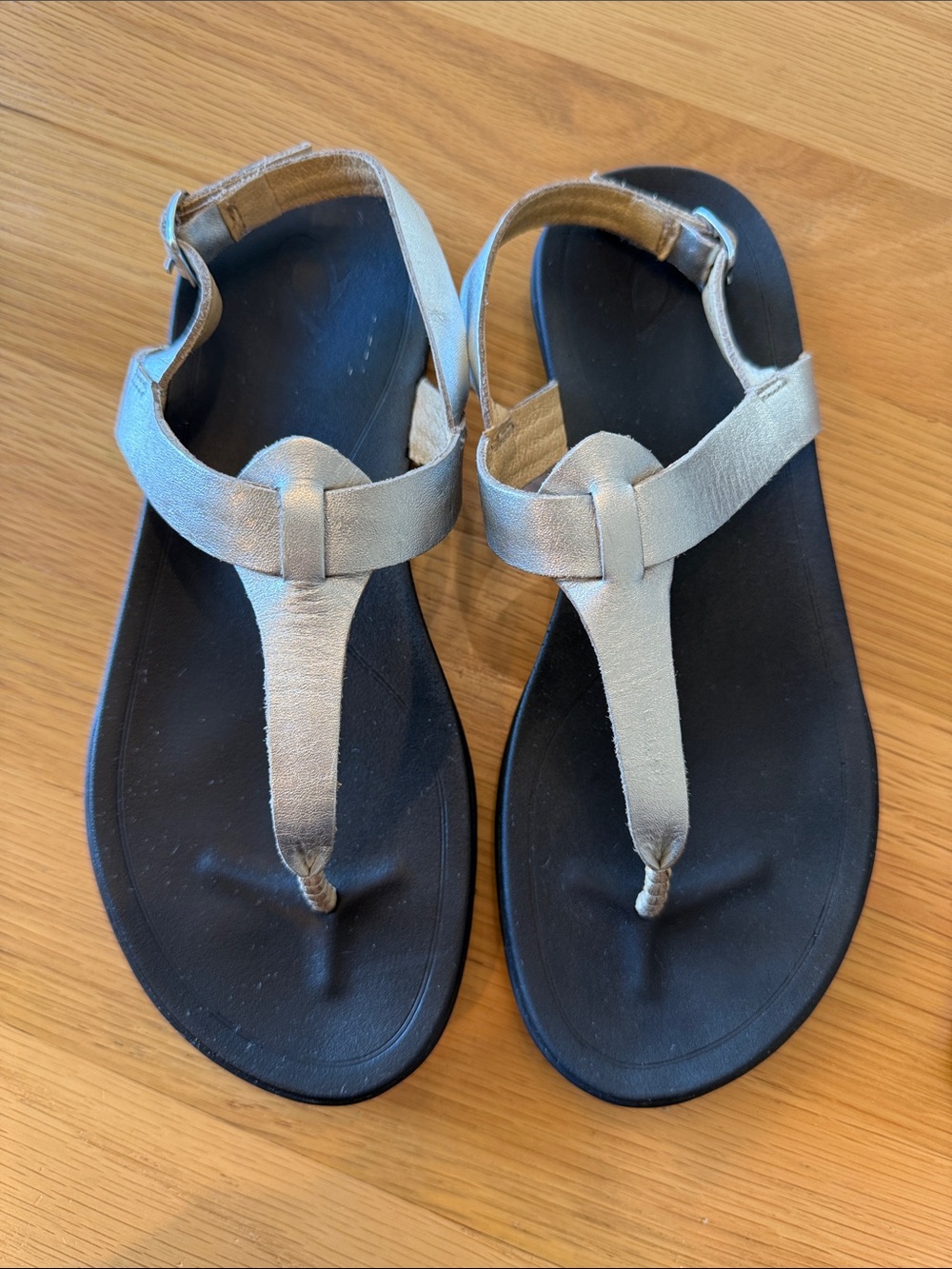 LIKE NEW Olukai Silver T-Strap Sandals - US7